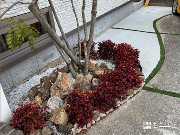 ゴロタ石を入れたロックガーデン風の植栽スペース