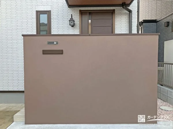 お住まいの顔にふさわしい、ブラウン調の落ち着きのある門柱