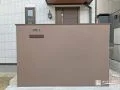 お住まいの顔にふさわしい、ブラウン調の落ち着きのある門柱