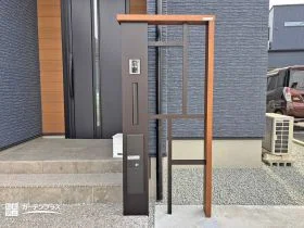 縦フレームと横フレームを組み合わせた立体的な機能門柱[施工後]