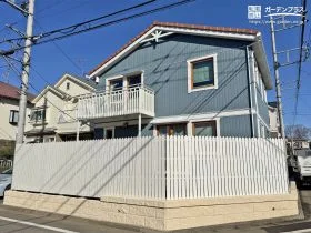 住まい全体の世界観を大切にした真っ白なフェンスが目を引く新築外構