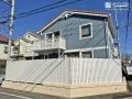 住まい全体の世界観を大切にした真っ白なフェンスが目を引く新築外構