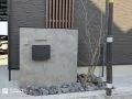玄関まわりに温かみと立体感が生まれる上質な門周り