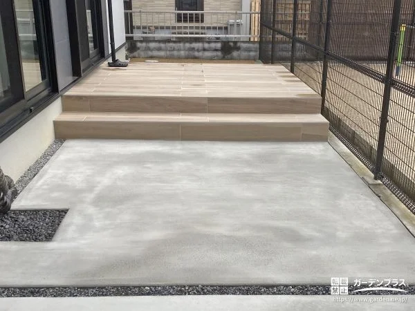 暮らしに寄り添うタイルデッキ