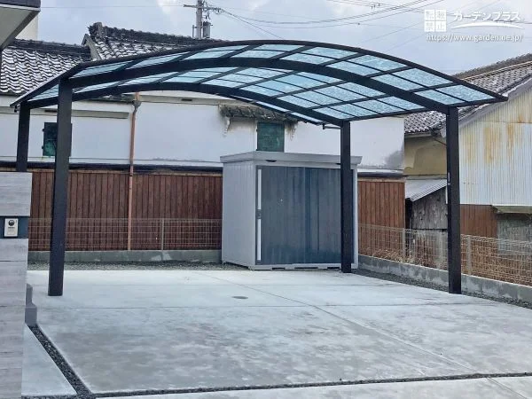 夏の強い日差しや突然の雨から大切な車をしっかり守るカーポート