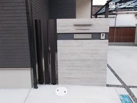 グレートーンでまとめて洗練された印象の門まわり[施工後]