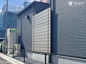 ブラックの外壁に馴染む落ち着いた目隠しフェンス[施工後]