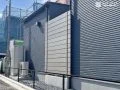 ブラックの外壁に馴染む落ち着いた目隠しフェンス
