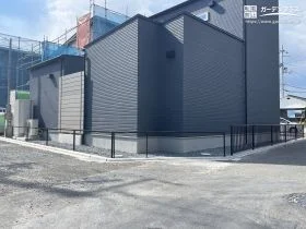 建物の外観に合わせて設置した2種類のスタイリッシュなフェンス[施工後]