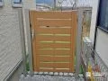 視線をやわらかく遮りる木目調の門扉