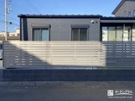 スタイリッシュなプラチナステンカラーの目隠しフェンス[施工後]