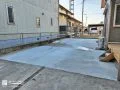 駐車スペースとしても兼用できるコンクリートのお庭へ