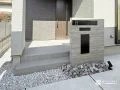 玄関まわりに上質なアクセントを添えるタイル門柱