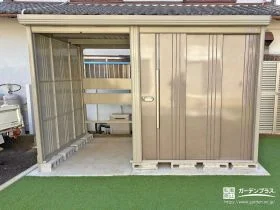 メンテナンス道具をまとめて収納できる駐輪スペース付きの物置[施工後]