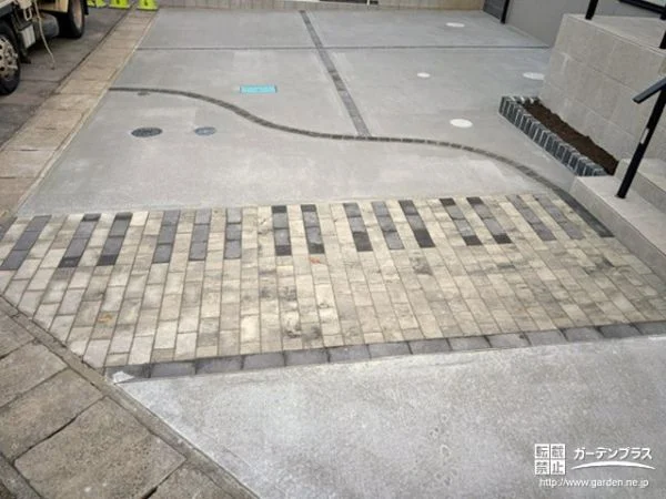 グランドピアノを連想させる遊び心ある玄関アプローチ
