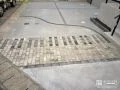 グランドピアノを連想させる遊び心ある玄関アプローチ