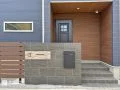 2種類のタイルが門周りにふさわしい華やかさを演出した門柱