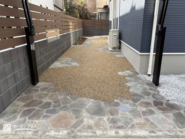 歩くたびに表情の変化を楽しめる乱形石をちりばめたお庭