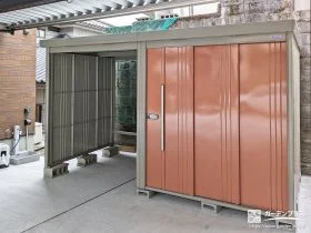 トロピカルなオレンジカラーがお庭に彩りを加える物置の設置工事