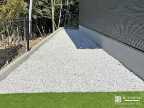 光を反射する明るい犬走り[施工後]