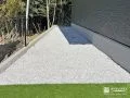 光を反射する明るい犬走り