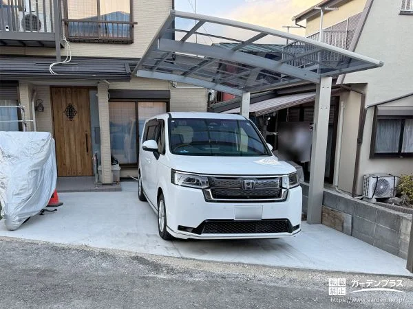 優しいカーブを描く屋根がファサードに馴染むカーポート設置工事