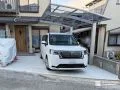 優しいカーブを描く屋根がファサードに馴染むカーポート設置工事