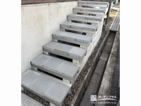 玄関へ続く木製の階段をリフォームし安全な通行を叶えた工事