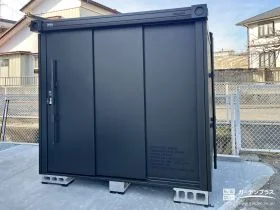 ミリタリーテイストがお庭のアクセントとなる物置の設置工事