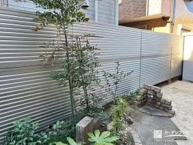 2段支柱でしっかりと視線をカットする目隠しフェンス[施工後]