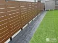 人工芝との相性がいい木目調の目隠しフェンス