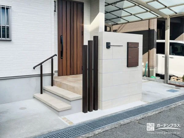 軽やかさと上品さが漂う浮き階段の玄関ポーチ