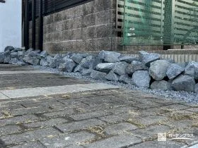 割栗石を入れてアクセントにした玄関アプローチ[施工後]