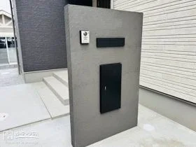 落ち着いたグレートーンの塗装門柱[施工後]