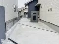 モノトーンの住まいに人工芝の鮮やかなグリーンが映える新築外構