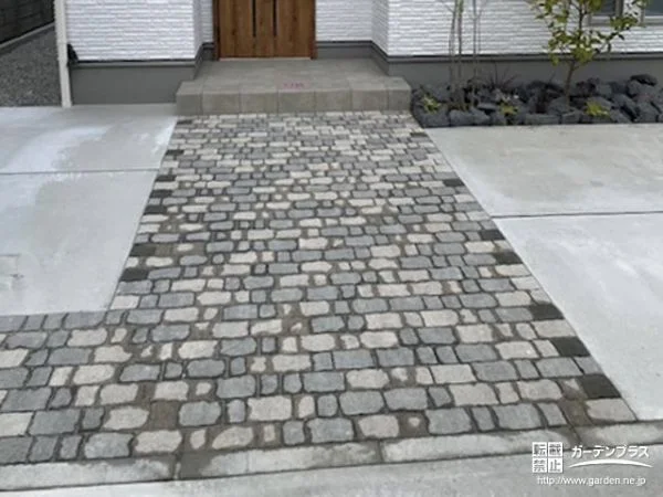 クラシカルな雰囲気を演出する玄関アプローチ