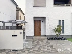 自然の彩りと落ち着きある空間を演出する新築外構