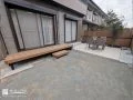 気軽に腰掛けて庭を眺められるウッドデッキ