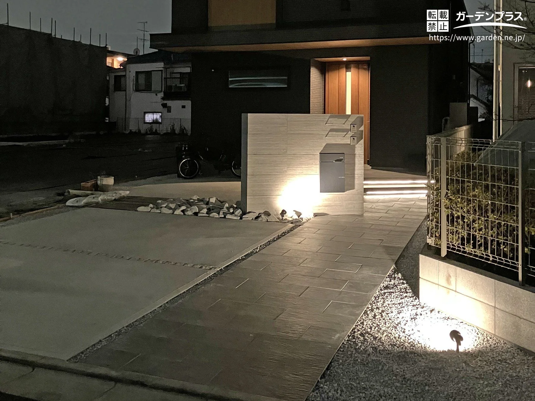 斜めに設けた門柱が印象的な二世帯住宅のモダン新築外構 (No.25118