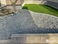 人工芝と砂利のコントラストが美しいローメンテナンスなお庭工事