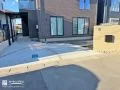 柔らかなベージュの門柱と曲線のレンガ目地が印象的な新築外構