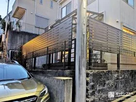 2段支柱を用いて効率よく目隠しをした木目調フェンス設置工事