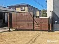 木目調で統一したエクステリアで柔らかいお庭空間を演出した工事