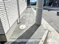 白砂利のスリットがおしゃれに映える犬走り