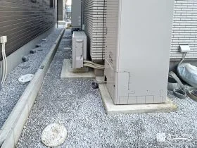 白砂利で明るく雑草対策をした犬走り[施工後]