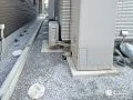 白砂利で明るく雑草対策をした犬走り