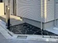ブラックの乱形石がスタイリッシュに映える玄関アプローチ工事