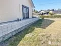 シンプルに敷地を区切るコンクリートブロック