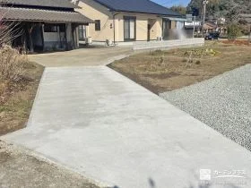 コンクリートと砂利で足元を整えお手入れを楽にした整地工事
