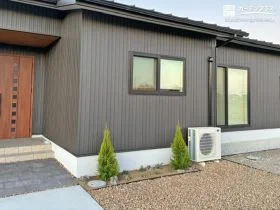 柔らかな緑がブラックの建物を引き立てる植栽スペース[施工後]